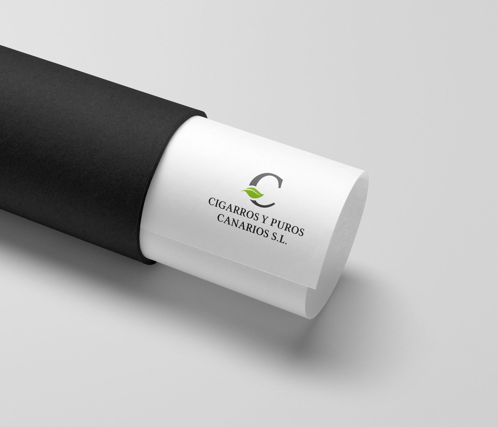 Logotipo de Cigarros y Puros Canarios en un tubo de cartón